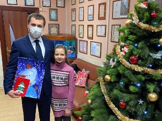 Евгений Чернов поздравил детей Кировского района